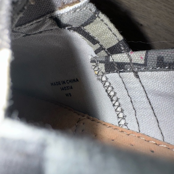 New in box - TOMS Love Black and White sneakers - Picture 9 of 10